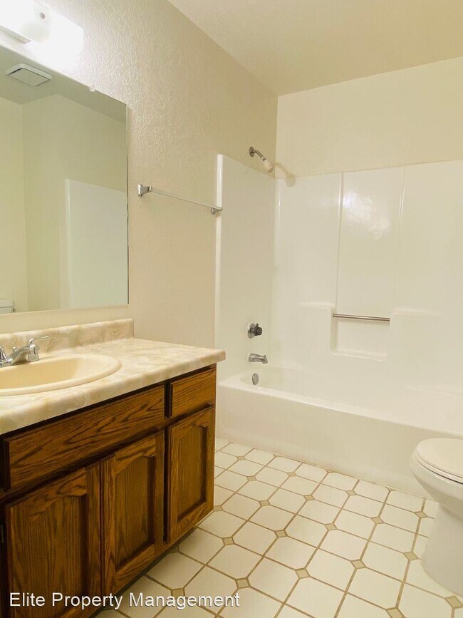 Building Photo - 3 br, 2.5 bath House - 247 E Upjohn Ave