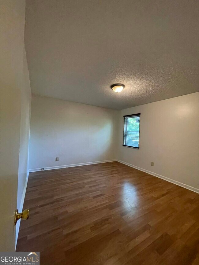 Building Photo - 205 Merlin Dr