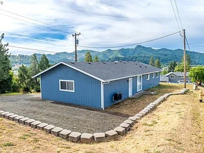 Building Photo - 535 Oak Terrace