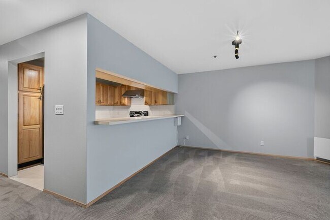 Building Photo - Enormous Waterfront Alki Condo w/ Stunning Views