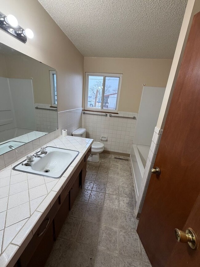 Building Photo - 3 Bedroom, 1 Bathroom House with Garage