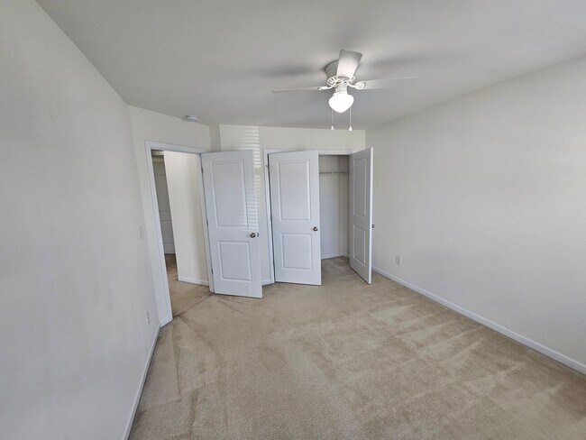 Building Photo - Well Maintained Large townhome in Steele Creek