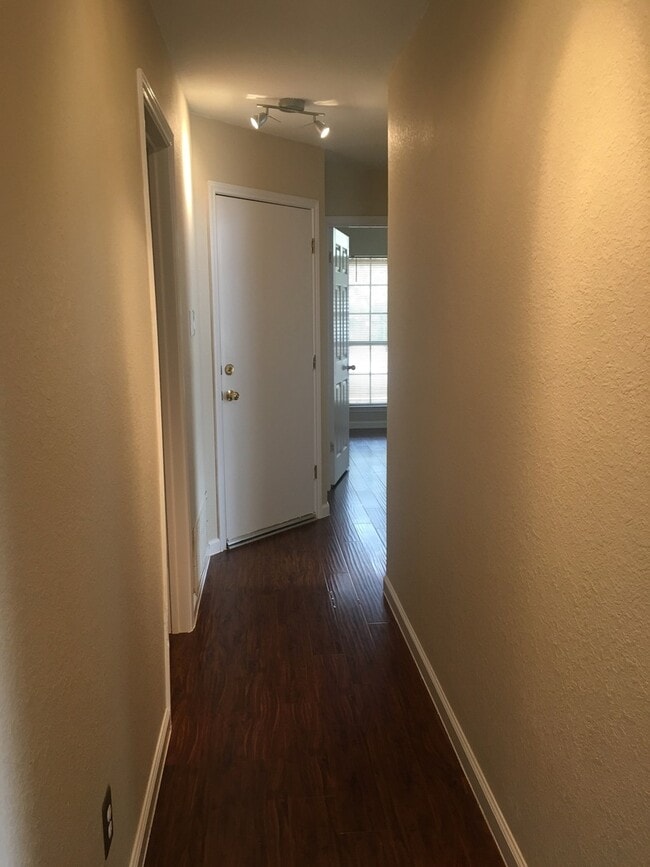 Building Photo - Cute 3/2  HOUSE LOCATED IN SOUTH AUSTIN