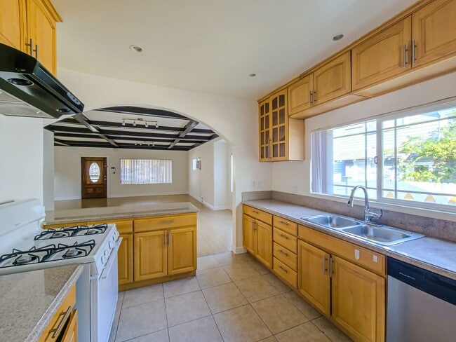 Building Photo - 126 E Garfield Ave