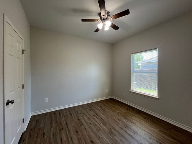 Building Photo - NEWER BUILD IN PA CLIFFS!!