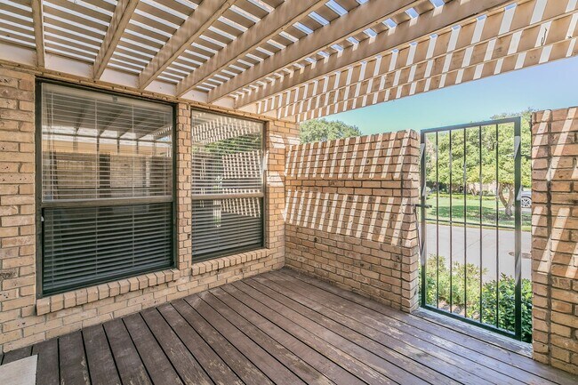 Building Photo - BEAUTIFUL and SPACIOUS Townhome in Ideal L...