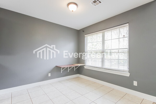 Building Photo - 409 E McCann Rd