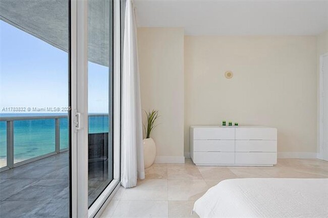 Building Photo - 15811 Collins Ave