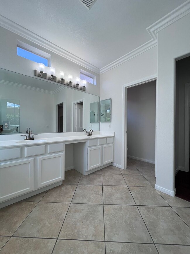 Building Photo - Stunning 4-Bed 3 Car Garage Gated Single S...