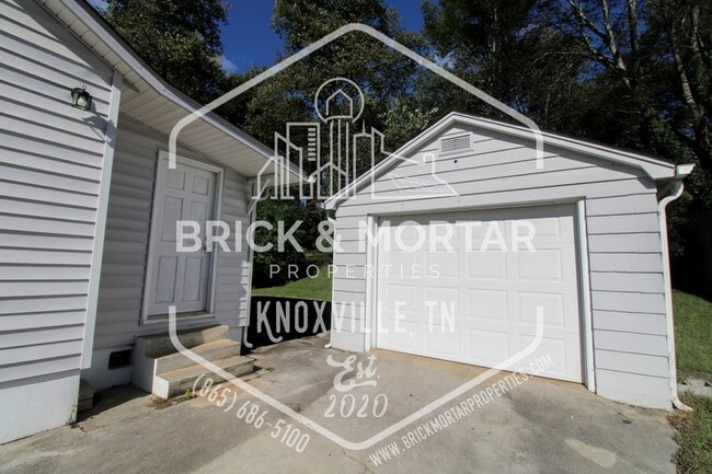 Building Photo - 1407 Charles Dr NE