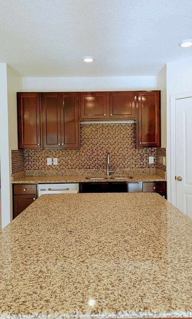 Building Photo - BEAUTIFUL 3-BEDROOM, 3-BATHROOM LUXURY TOW...