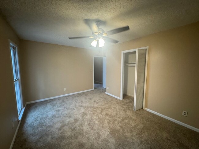 Building Photo - Large Townhome