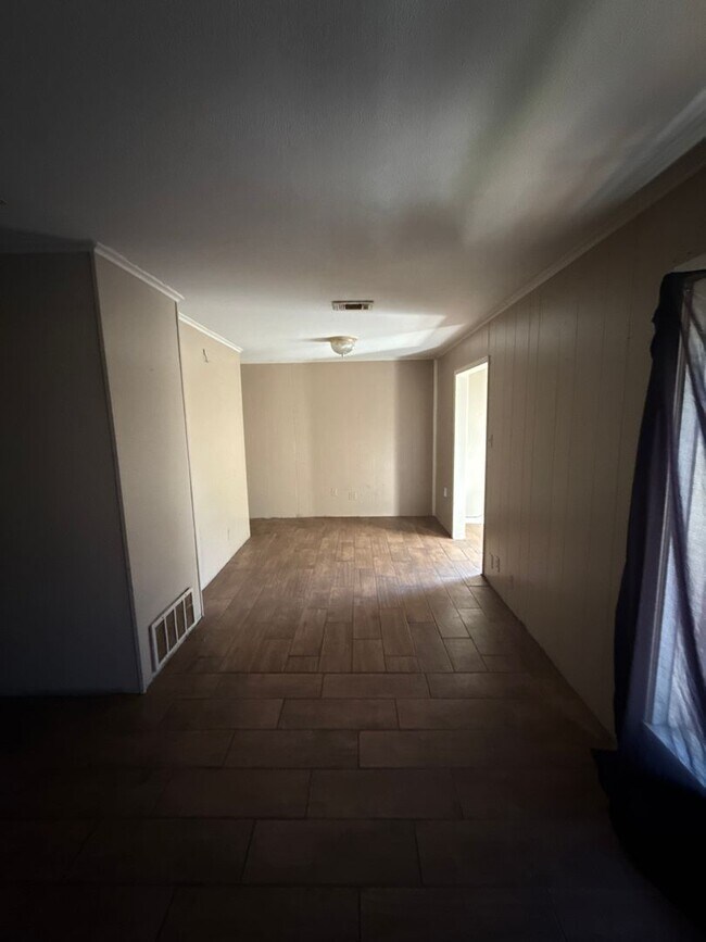Building Photo - 3br 2 bath home on large lot