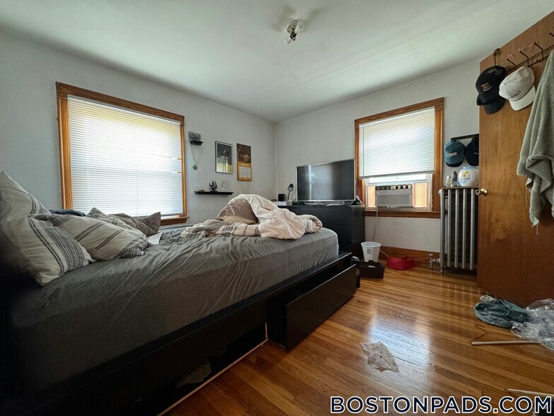 Building Photo - 27 S Crescent Circuit