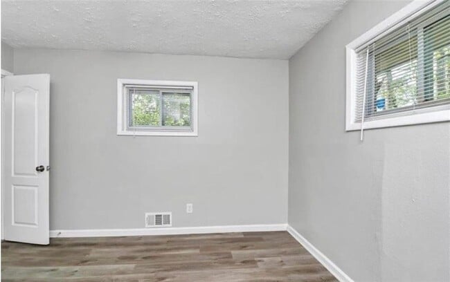 Building Photo - 3711 Daisy Dr