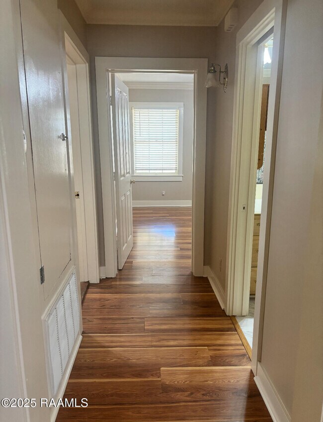Building Photo - 121 Oak Crest Dr