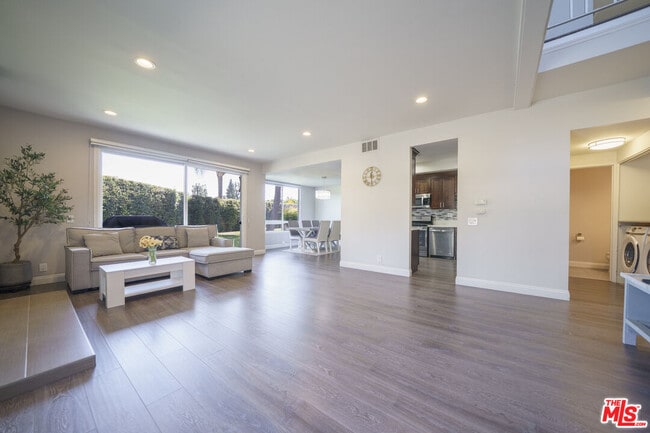 Building Photo - 2040 Woodbriar Ct