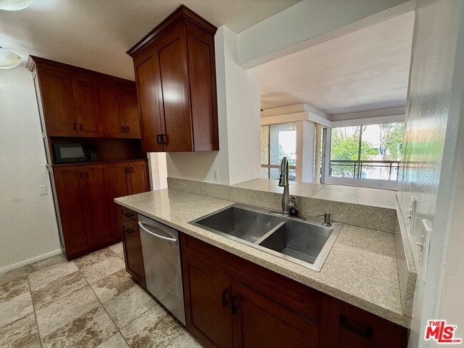 Building Photo - 5600 Kensington Wy