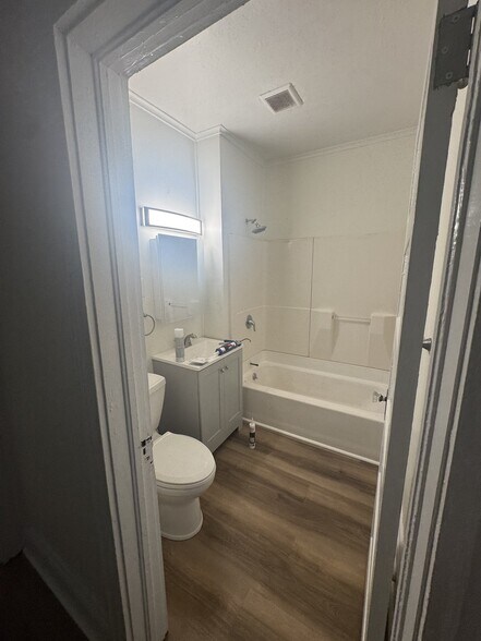 Building Photo - 606 Summit Ave