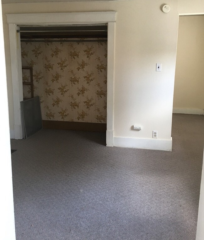 Building Photo - 1 Bedroom Apartment Downtown - Parking & ALL UTILITIES INCLUDED!