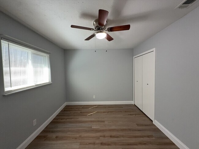 Building Photo - 8917 Vernon Dr