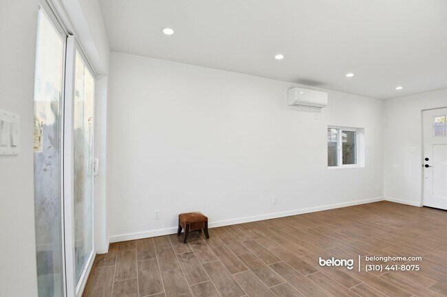 Building Photo - 648 Anita St