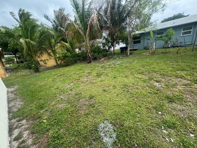 Building Photo - 1480 NW 19th Ct
