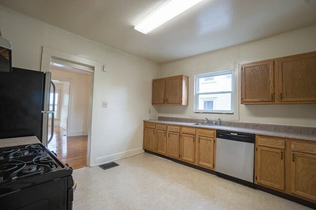 Building Photo - 12 Dell Apt 1 - Available 7/1/26 - Charmin...