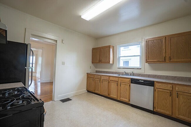 Building Photo - Available 7/1/26 Charming First Floor Apar...