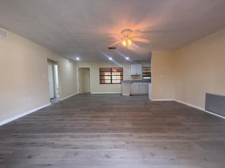 Building Photo - 329 W Arlington St