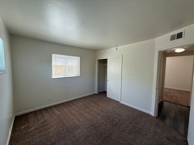 Building Photo - Cozy 2 bedroom 1 bathroom with pool!