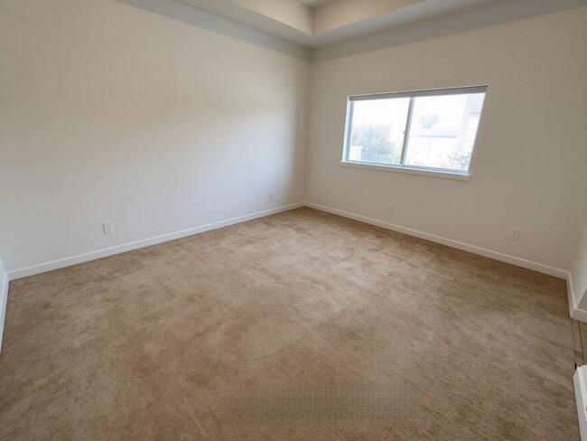 Building Photo - Beautiful 3-Bedroom Home with Solar Panels in Valencia!