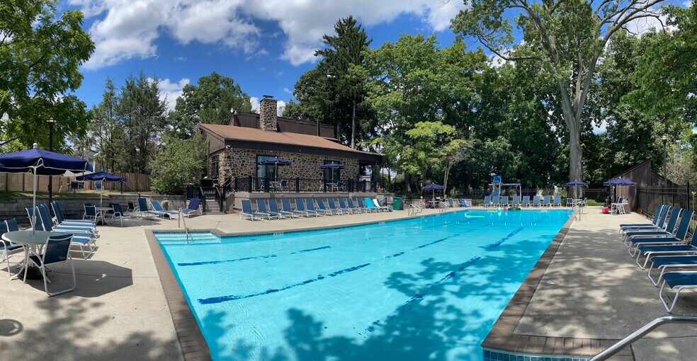 Building Photo - 624 Summit House