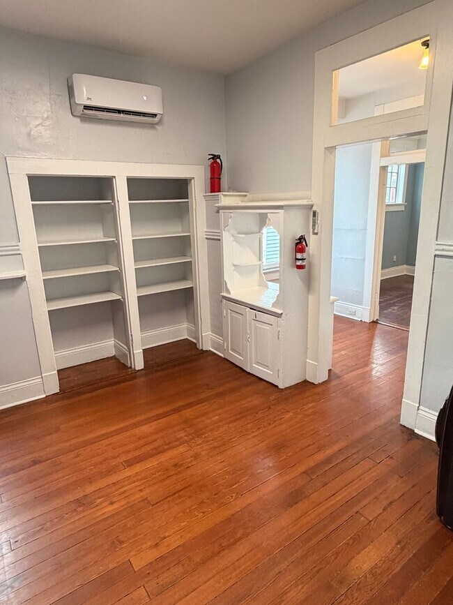 Building Photo - 2BD/1BA unit w/ big front porch, off street parking, and w/d!
