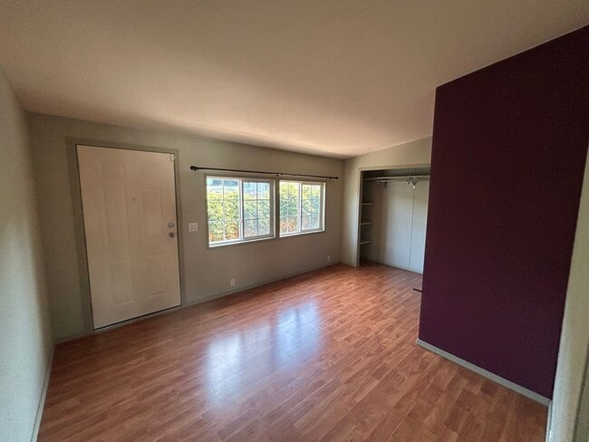 Building Photo - 554 Sanford Ave