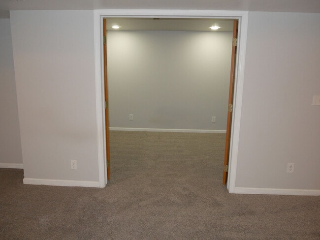Building Photo - 5555 E Briarwood Ave