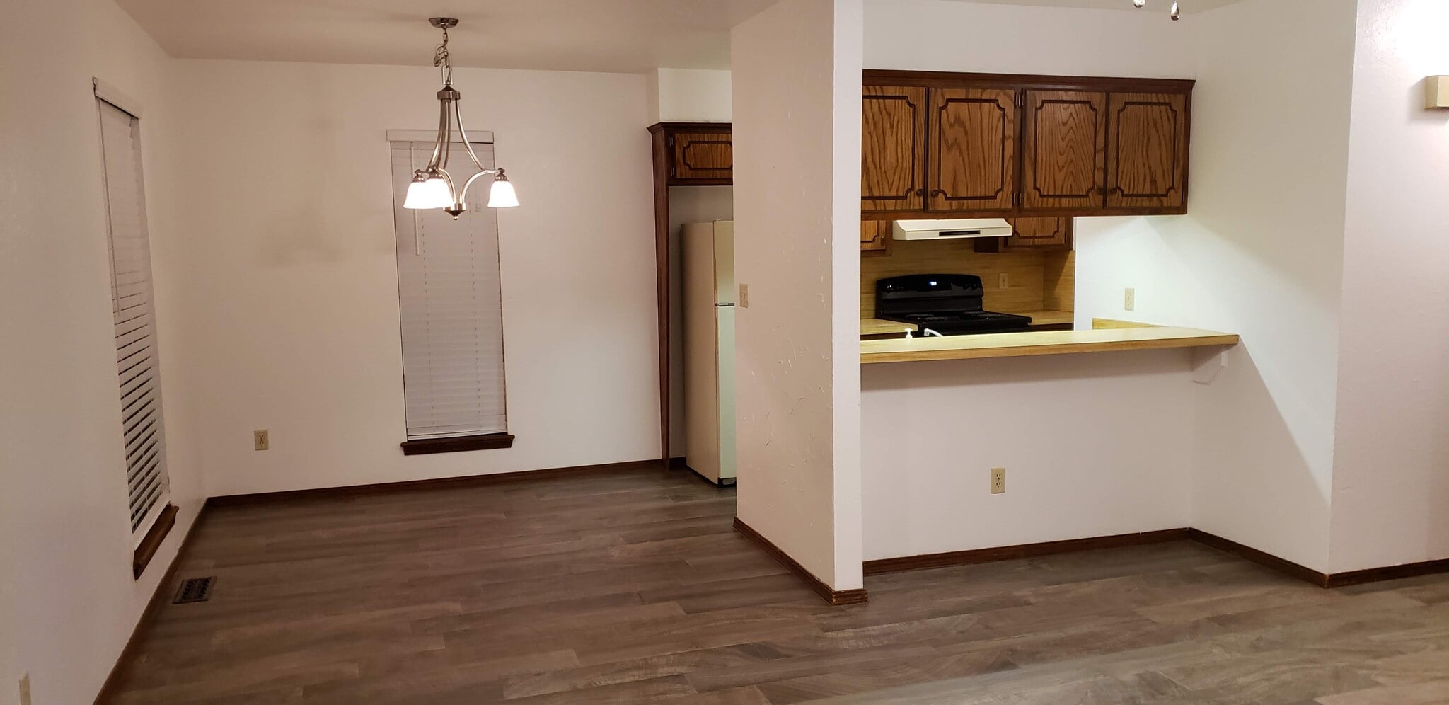 View of kitchen and dining room with bar - 908 Acacia Cir