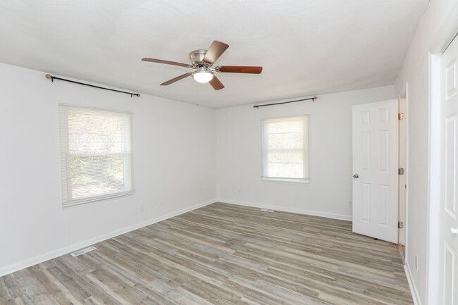 Building Photo - Brick Ranch Available in Hampton!