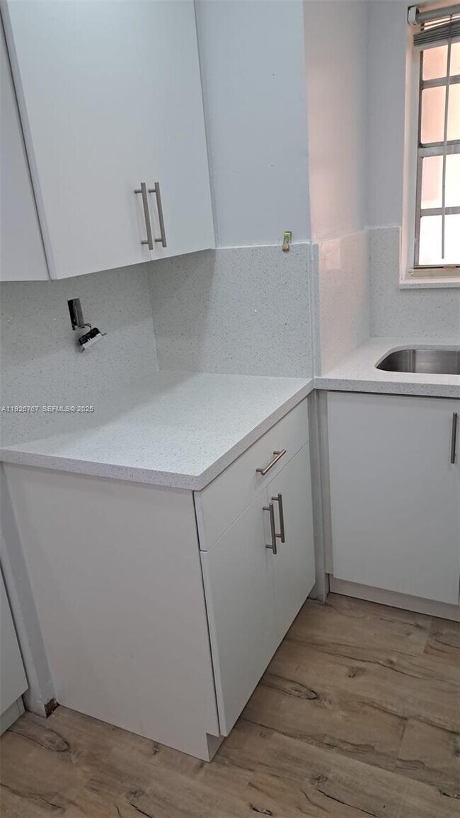 Building Photo - 8820 Fontainebleau Blvd