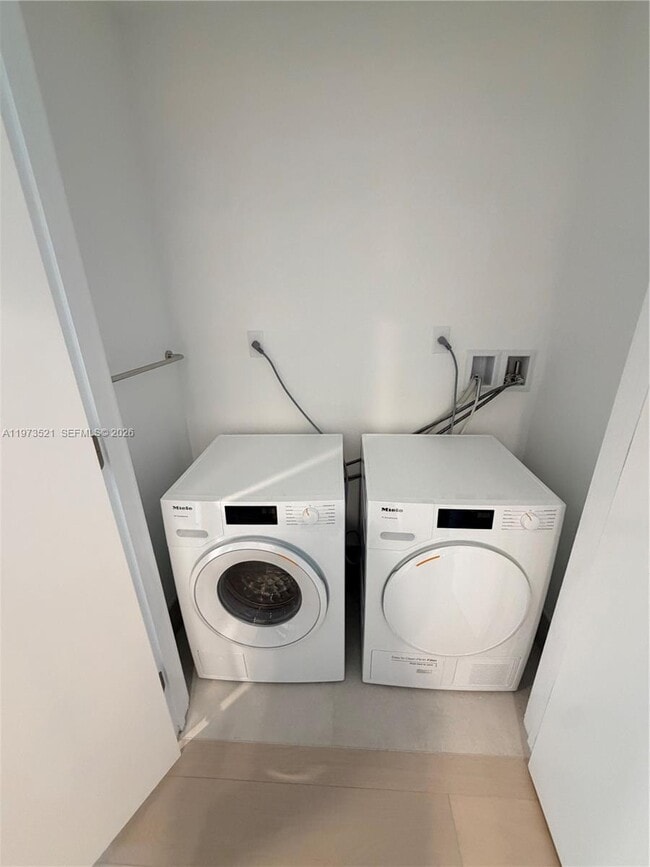 Building Photo - 9201 E Bay Harbor Dr