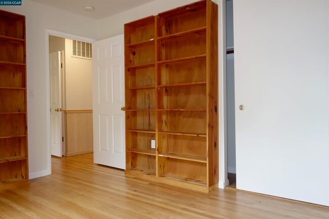 Building Photo - 609 Maureen Ln