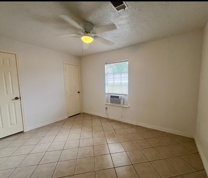 Building Photo - 831 Deerpass Dr