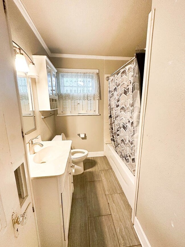 Building Photo - 3 bedroom house in Highland!