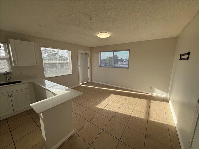 Building Photo - 1235 W River Dr