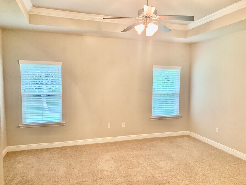 Building Photo - 9040 Lakeview Dr