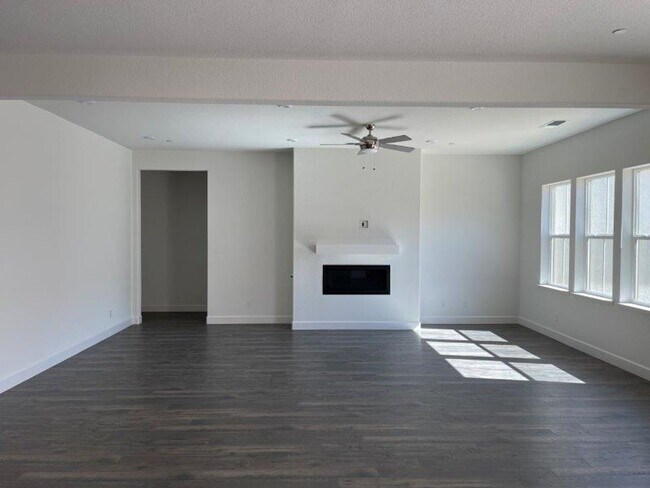 Building Photo - Fabulous Single Level 4 Bedroom in 95757