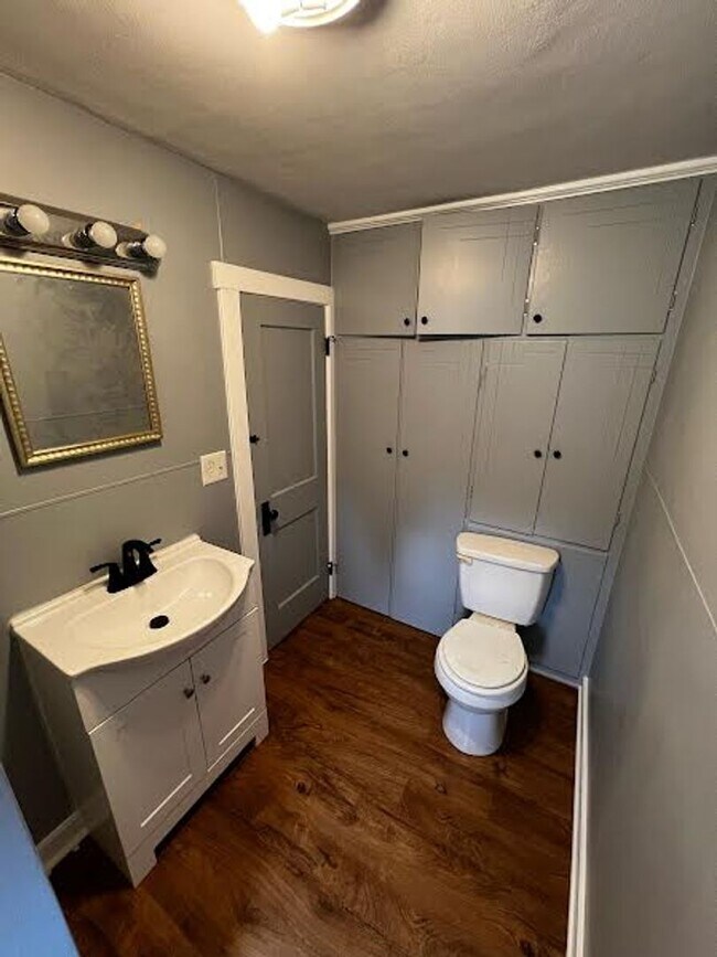 Building Photo - Cute 1 Bedroom Single Unit - Close to Campus!