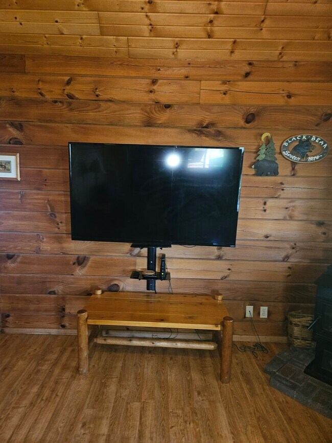 Building Photo - 2 Bed / 2 Bath Fully Furnished Cabin House...