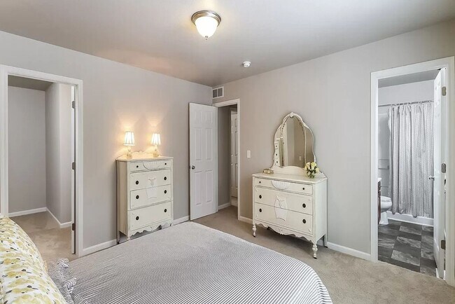 Building Photo - Immediate Occupancy Available!