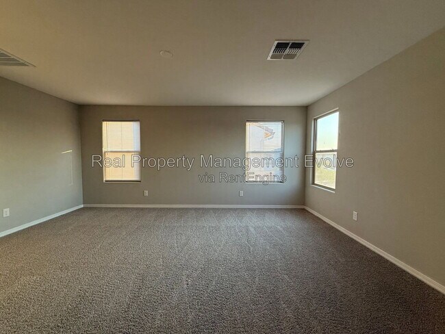 Building Photo - 5618 N 87th Dr
